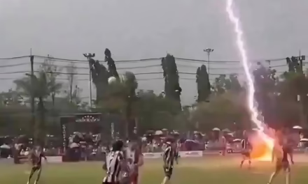 Video:Potente rayo cae sobre un campo de fútbol y acaba con la vida de un jugador