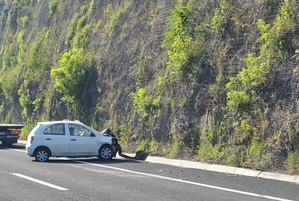 Aparatoso percance en la Xalapa-Veracruz deja un conductor lesionado a la altura del kilómetro 25