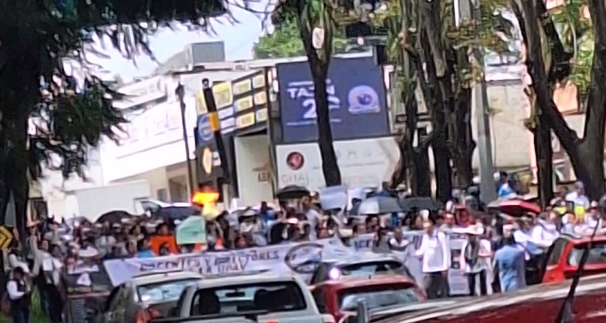 Bloquean maestros de la UPAV la avenida Xalapa y Ruíz Cortines exigen pago de salarios atrasados