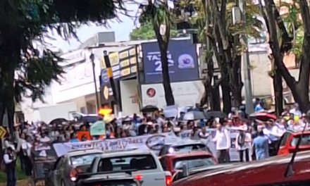 Bloquean maestros de la UPAV la avenida Xalapa y Ruíz Cortines exigen pago de salarios atrasados