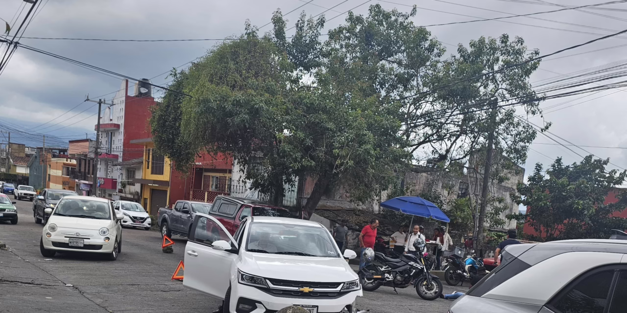 Accidente vehicular en la colonia Progreso Macuiltepec deja a un motociclista lesionado
