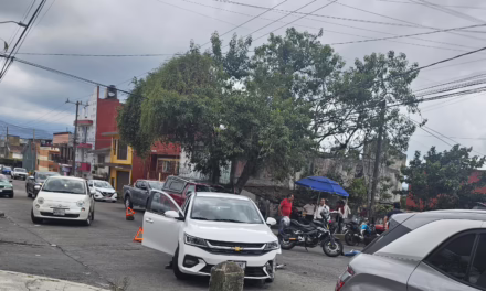 Accidente vehicular en la colonia Progreso Macuiltepec deja a un motociclista lesionado
