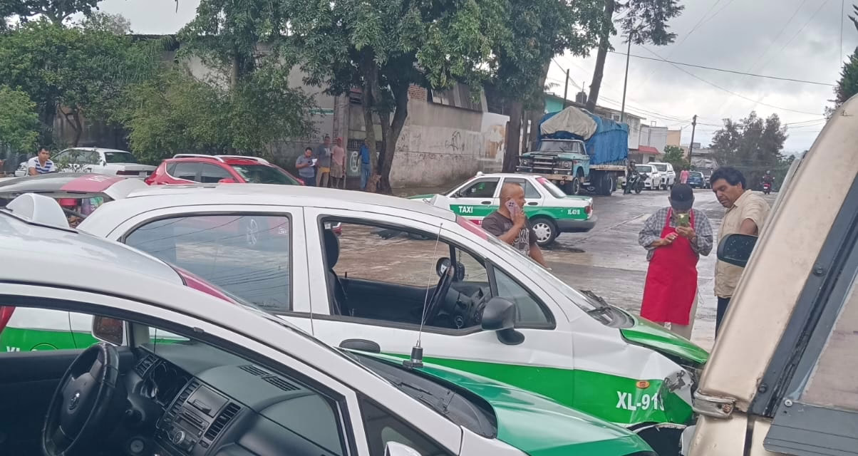 Choque entre dos taxis y una camioneta genera bloqueo vial en la colonia Rafael Lucio