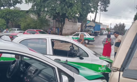 Choque entre dos taxis y una camioneta genera bloqueo vial en la colonia Rafael Lucio