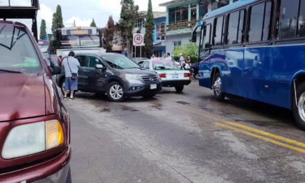 Choque entre camioneta y taxi causa tráfico vial en la calle Bolivia