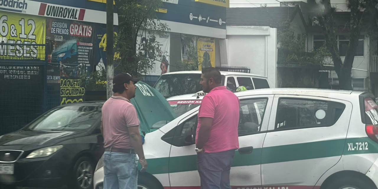 Choque entre taxi y particular provoca bloqueo parcial en la avenida Américas