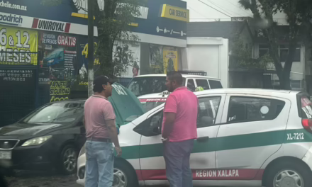 Choque entre taxi y particular provoca bloqueo parcial en la avenida Américas